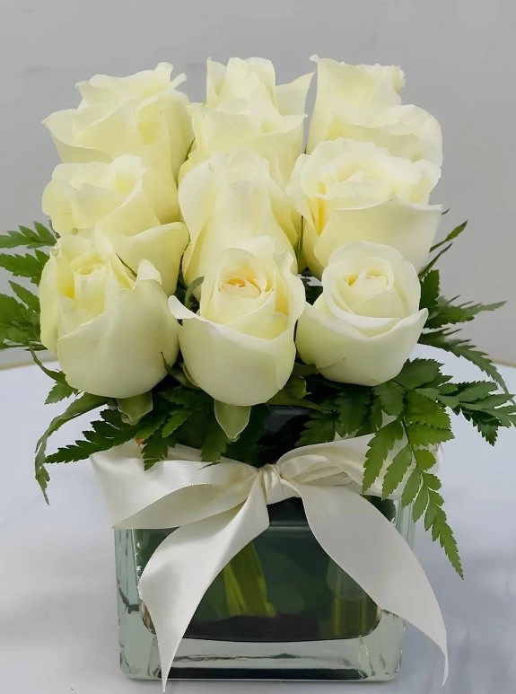 Vazoda 12 Tane Beyaz Gül