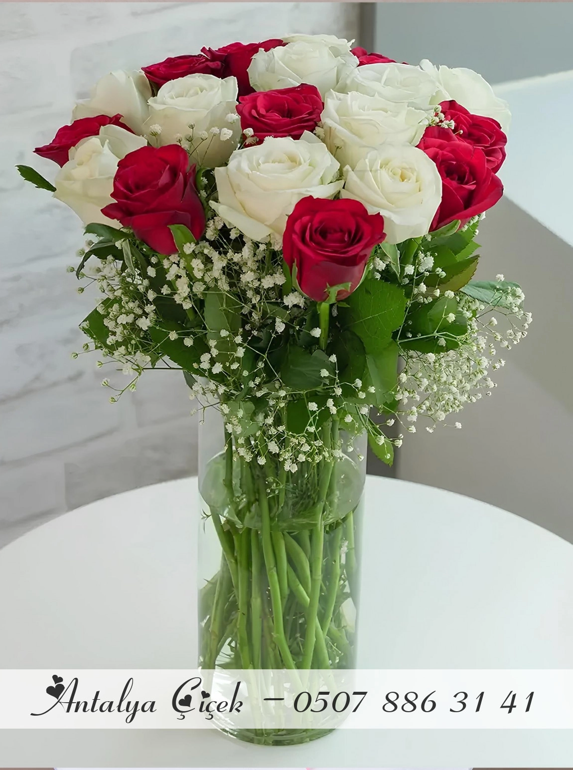 Vazoda 15 Tane Kırmızı Beyaz Güller