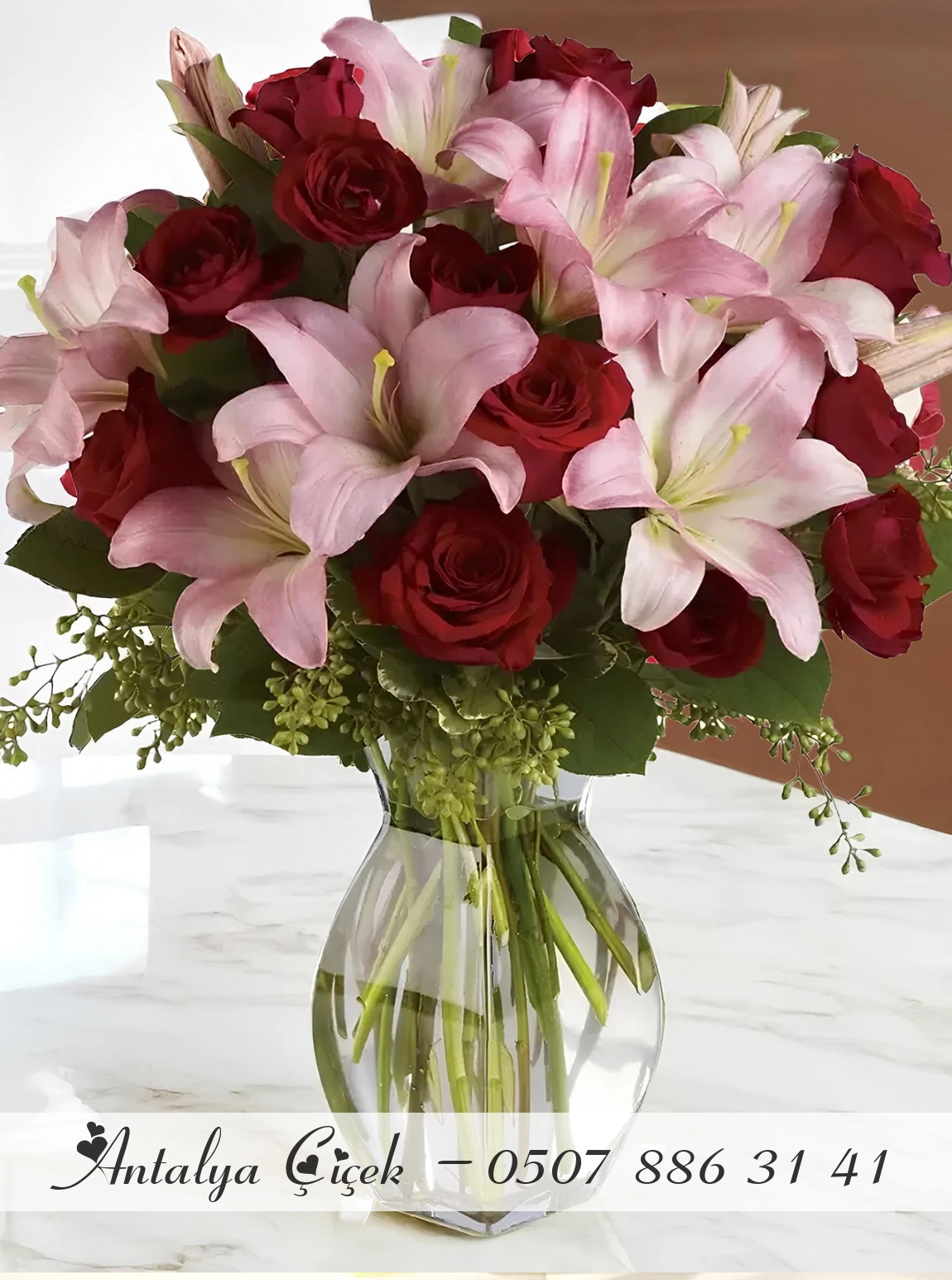 Vazoda Pembe Lilyum ve Kırmızı Güller